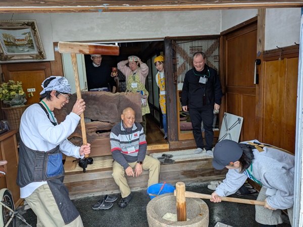 古民家宿桐生家にて餅つき
